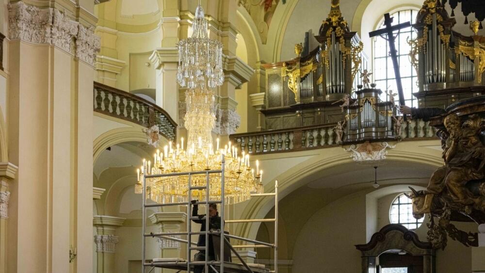 Do chrámu v Hejnicích se po renovaci vrátil monumentální lustr, foto: Artur Irma
